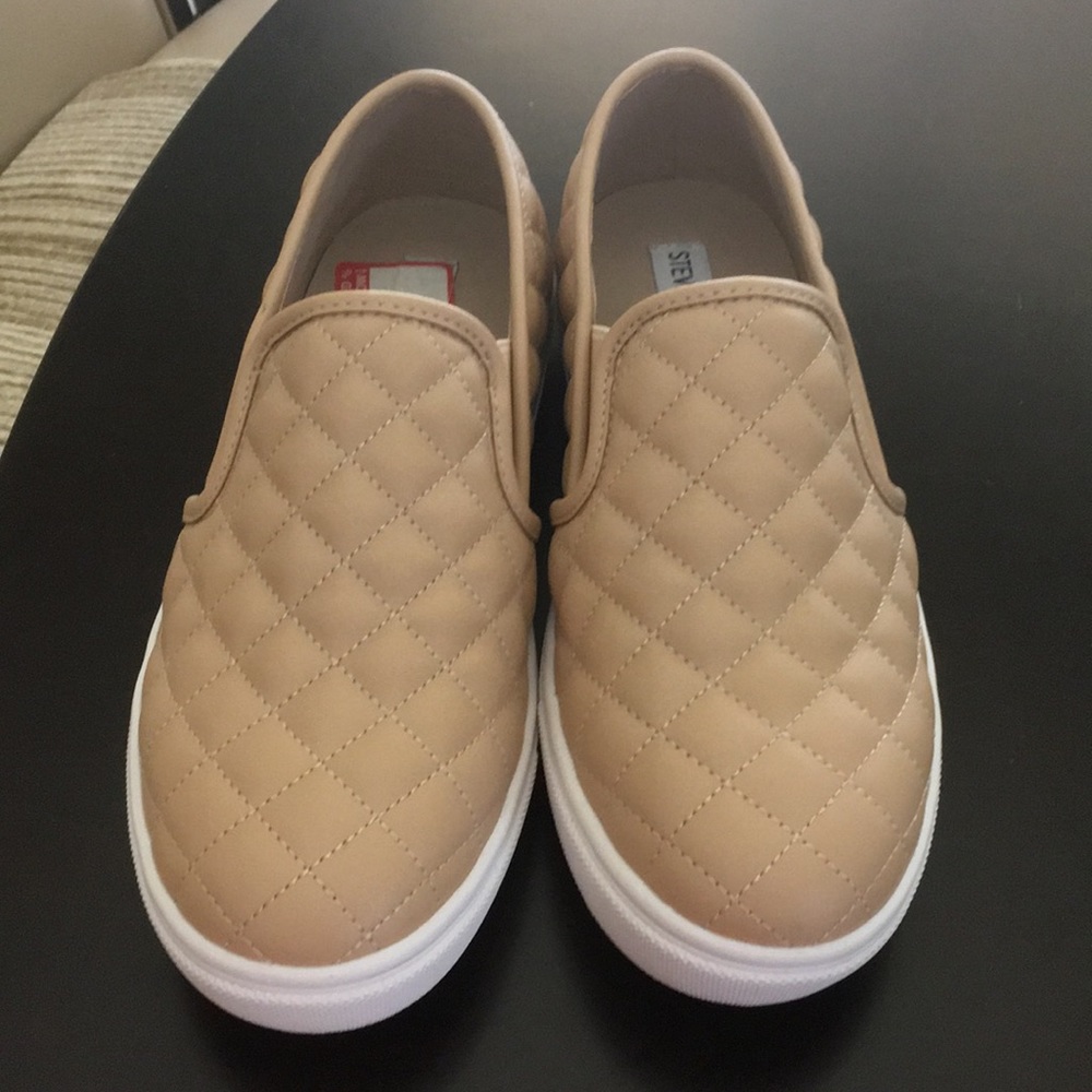 Steve Madden ecentrcq beige quilted slip on shoes